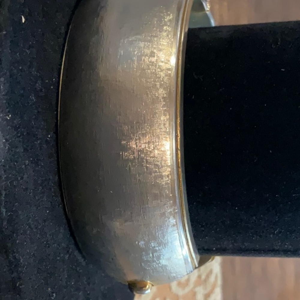 Bracelet thick gold colored